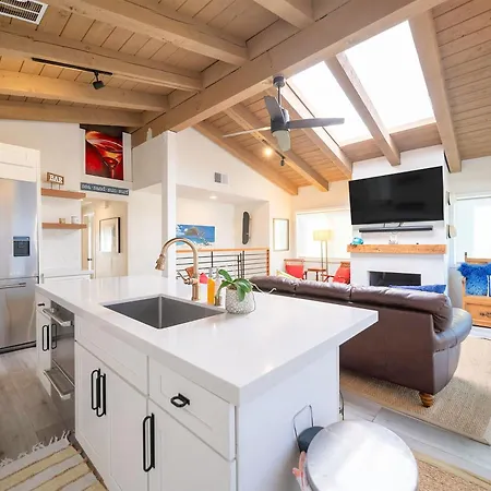 Remodeled Beachy Bungalow 500 Feet From The Sand